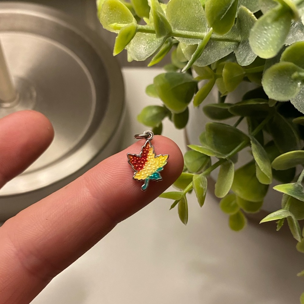 Vintage Rasta leaf charm 🍁